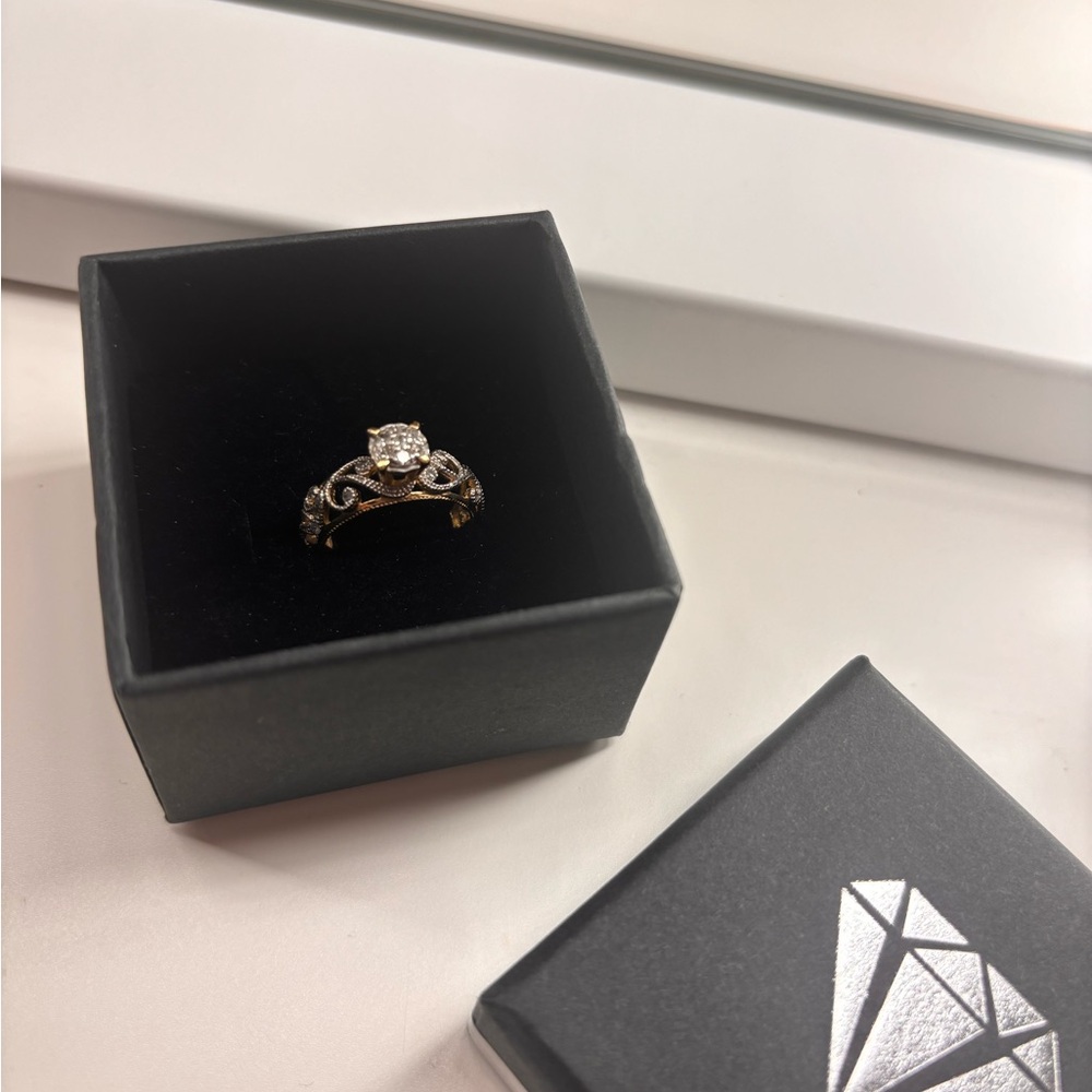 Tiara 10k gold 1/4 carat T.W.
Diamond filigree ring